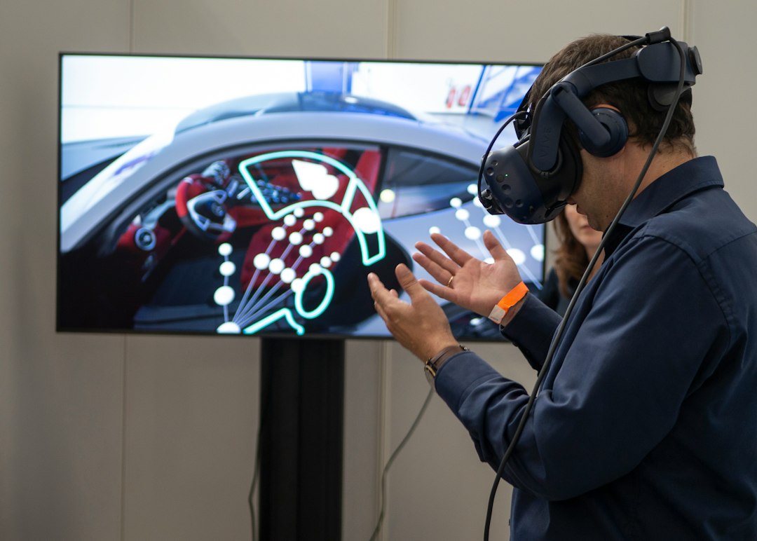 VRヘッドセットを体験する人